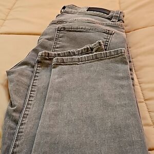 Slim fit jeans in distressed gray